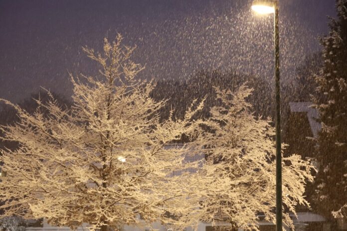 Ein winterliches Wunderland sollte man noch nicht erwarten, aber erste Flöckchen kündigen sich bereits an. Foto: Volkmann/Archiv