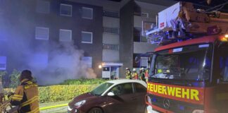 Rauch dringt aus einem Kellerfenster des dreigeschossigen Gebäudes. Foto: FW Haan