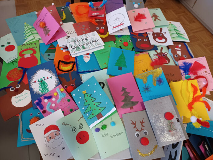 Mit den Weihnachtsgrüßen kann man zur Adventszeit Freude schenken. Foto: Caritas