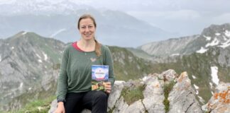 Katharina Afflerbach mit ihrem Buch "Bergsommer". Foto: privat