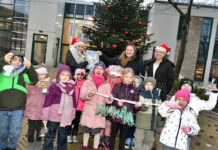 Kinder feiern Weihnachten mit Bastelarbeiten im Freien