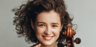 Anastasia Kobekina spielt Bachs Cellosuiten bei Kerzenschein. Foto: Julia Altukhova