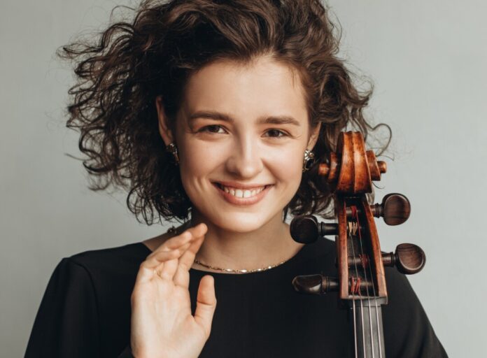 Anastasia Kobekina spielt Bachs Cellosuiten bei Kerzenschein. Foto: Julia Altukhova
