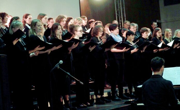 Der Chor "Vocal Delight" auf der Bühne in Mettmann. Foto: Chor
