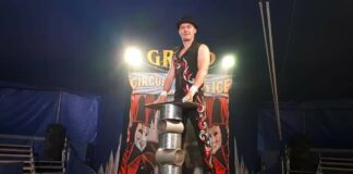 Kostenko Ihor Vasilevich ist einer der Artisten. Foto: Haaner Weihnachtscircus