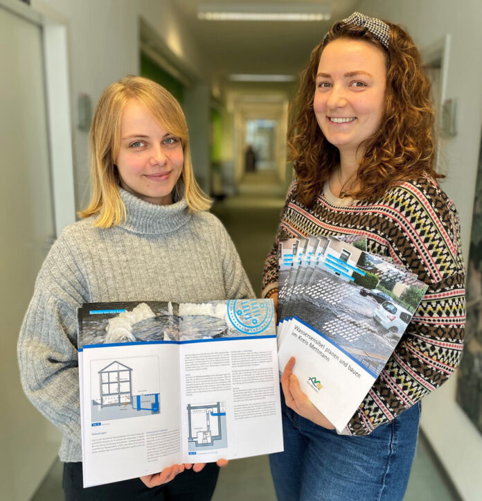 Muriel Liebergall und Carolin Hennig mit dem neuen Ratgeber. Foto: Stadt Heiligenhaus