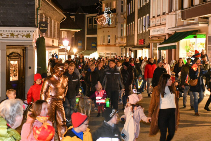 Tausende sind beim Wülfrather Martinszug durch die Innenstadt gezogen. Foto: Mathias Kehren