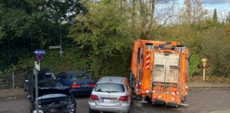 An der Einmündung Lindenstraße/Georg-Fischer-Straße beschädigte ein unkontrolliert rollender Müllwagen gleich sechs geparkte Autos. Foto: Polizei