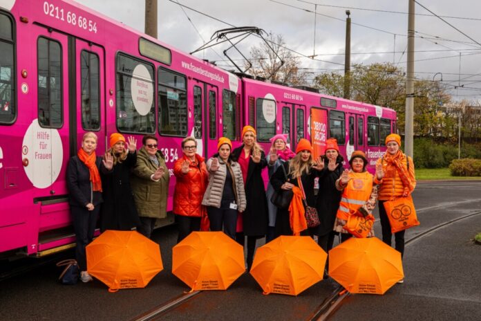 Rheinbahn-Vorständin Annette Grabbe (Mitte) mit weiteren engagierten Frauen. Foto. Rheinbahn