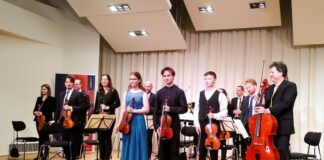 Die drei diesjährigen Preisträger spielten gemeinsam mit der Sinfonietta ein hochklassiges Preisträgerkonzert. Foto: Stadt Ratingen
