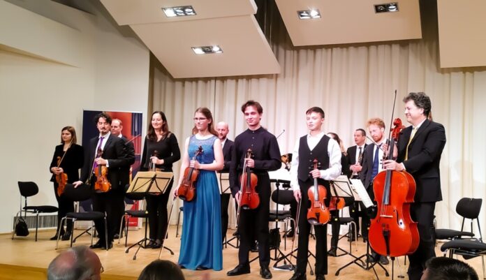 Die drei diesjährigen Preisträger spielten gemeinsam mit der Sinfonietta ein hochklassiges Preisträgerkonzert. Foto: Stadt Ratingen