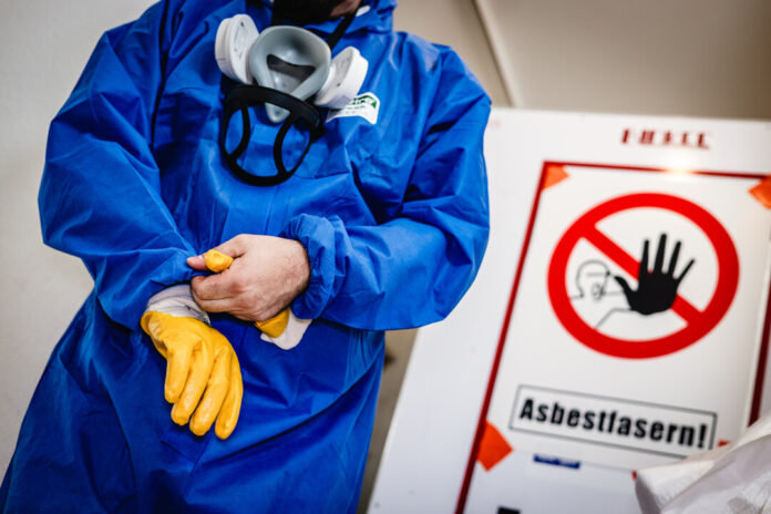 Handschuhe und dazu noch eine Schutzbrille. Foto: IG BAU/Alireza Khalili