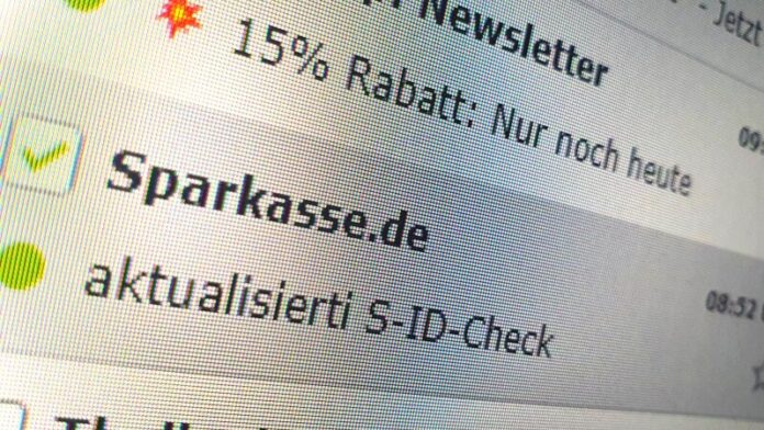 Eine aktuelle E-Mail kommt angeblich von "Sparkasse.de" - es handelt sich um einen Betrugsversuch. Foto: Volkmann