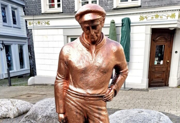 Die Statue in der Innenstadt ist mit Farbe besprüht worden. Foto: Stadt Wülfrat