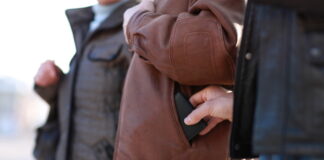 Taschendiebe haben auf Weihnachtsmärkten leichtes Spiel. Foto: Polizei/Symbolbild
