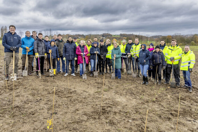 Die Beteiligten am Bauvorhaben für das neue Rechenzentrum in Heiligenhaus haben im Zeichen der Nachhaltigkeit zum Spaten gegriffen und 400 Bäume im Bürgerwald gepflanzt. Foto: Hochtief