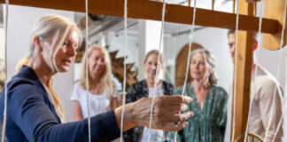 Geführt geht es durch die Textilfabrik. Foto: LVR ZBM/Stefan Arendt