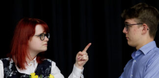 Roswitha (Ina Loferski) zeigt ihrem Mann (Frederick Opp ), wo es lang geht. Foto: TheaterLaien e. V., 2023