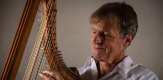 Tom Daun liest und spielt - und sorgt für festliche Stimmung in Schlupkothen. Foto: Veranstalter