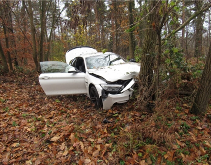 Der BMW kollidierte frontal mit einem Baum. Foto: Polizei