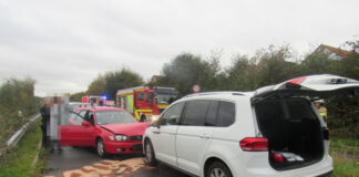 Die beiden Autos stießen frontal gegeneinander. Foto: Polizei