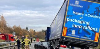 Der Porsche landete unter dem Lastwagen. Foto: Polizei