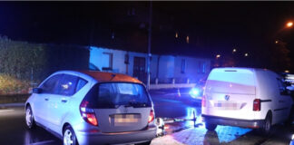 Der Rollerfahrer kam beim Versuch, dem Mercedes auszuweichen, zu Fall und prallte in einen am Fahrbahnrand geparkten VW Caddy. Foto: Polizei