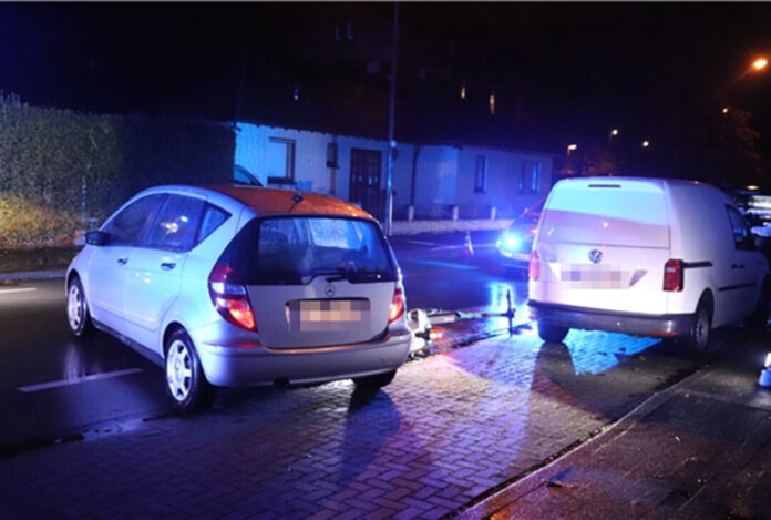 Der Rollerfahrer kam beim Versuch, dem Mercedes auszuweichen, zu Fall und prallte in einen am Fahrbahnrand geparkten VW Caddy. Foto: Polizei