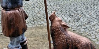 Aus Bronze wurde Kupfer : Unbekannte haben eine weitere Statue in der Innenstadt mit Farbe besprüht. Foto: Stadt Wülfrath