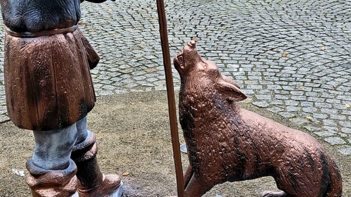 Aus Bronze wurde Kupfer : Unbekannte haben eine weitere Statue in der Innenstadt mit Farbe besprüht. Foto: Stadt Wülfrath