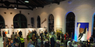 Die Erk@Art 2023 wurde auch in diesem Jahr wieder mit einer Vernissage eröffnet, bei der traditionell der Jury- sowie Publikumspreises verliehen wurden. Foto: Stadt Erkrath