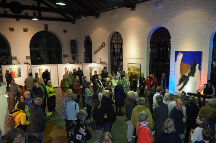 Die Erk@Art 2023 wurde auch in diesem Jahr wieder mit einer Vernissage eröffnet, bei der traditionell der Jury- sowie Publikumspreises verliehen wurden. Foto: Stadt Erkrath