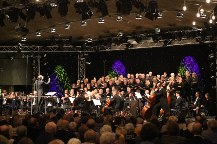 Der Konzertchor Ratingen gestaltet gemeinsam mit der Sinfonietta am 23. Dezember das Weihnachtskonzert der Stadt Ratingen in der Stadthalle. Foto: Konzertchor Ratingen