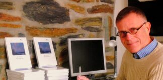 Wim Martin signiert sein neues Buch "Das weiße Tier". Foto: privat
