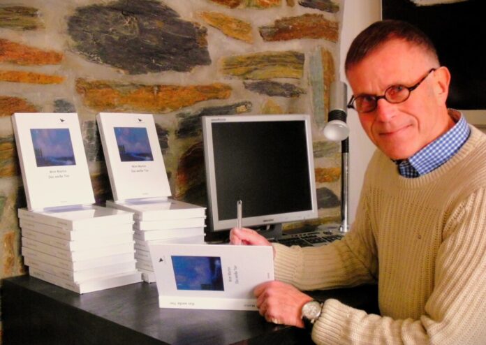 Wim Martin signiert sein neues Buch "Das weiße Tier". Foto: privat