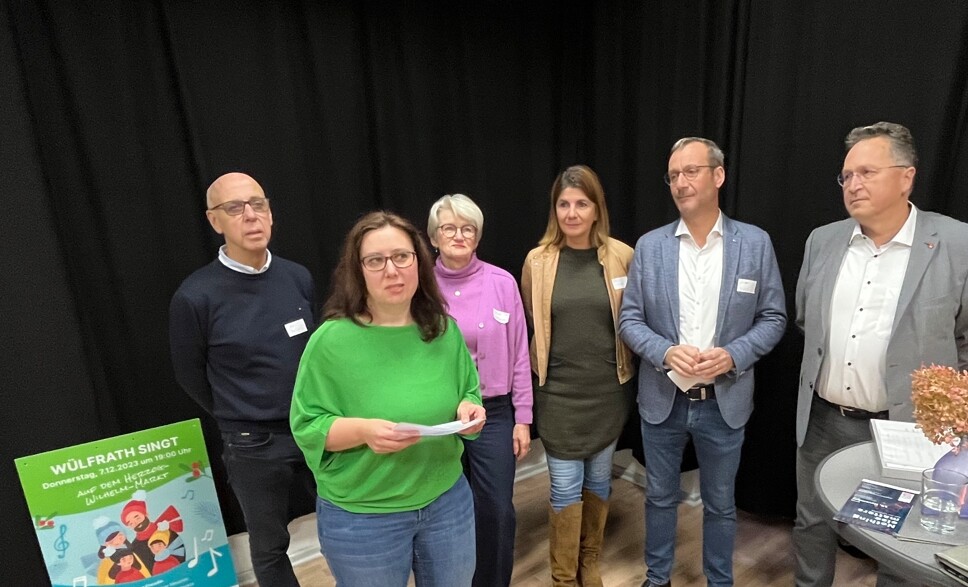 „Wülfrath blüht“ erhält in diesem Jahr den Westenergie Klimaschutzpreis. Bürgermeister Rainer Ritsche (r.) und Frithjof Gerstner, Westenergie-Kommunalmanager (2. v.r.) gratulierten persönlich bei der Preisverleihung in Wülfrath. Foto: Thomas Reuter