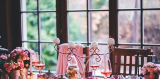 Elegantes Abendessen bei Kerzenschein und Wein.