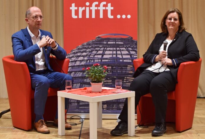 Kerstin Griese mit Thorsten Latzel auf der Bühne. Foto: Büro Griese