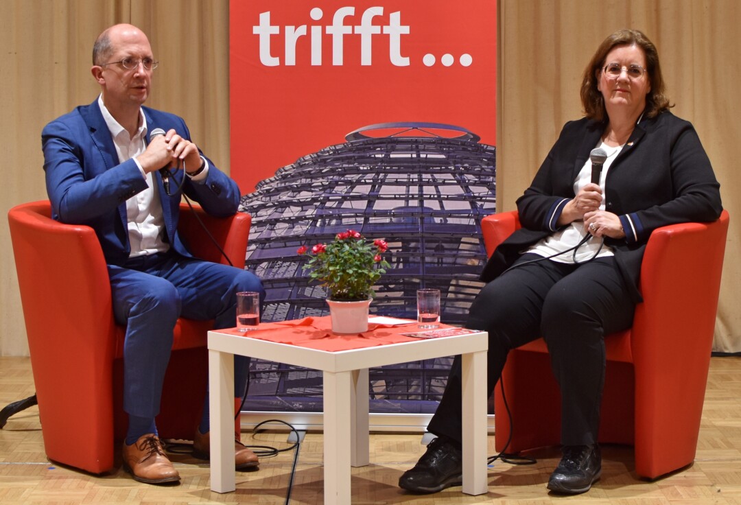 Kerstin Griese mit Thorsten Latzel auf der Bühne. Foto: Büro Griese
