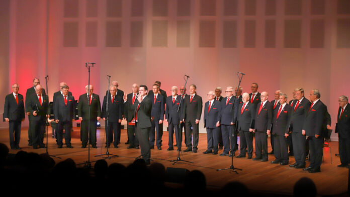 Der Männerchor auf der Bühne. Foto: MGV Sängerkreis