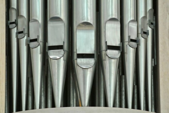 Die Pfeifen einer Orgel sind zu sehen. Foto: Pixabay
