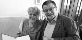 Die SPD trauert um ihr langjähriges Mitglied Renate Lorenz - sie erhielt, hier von Rainer Hübinger, die Willy-Brand-Medaille der Partei. Foto: SPD Velbert