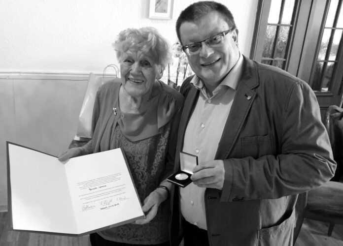 Die SPD trauert um ihr langjähriges Mitglied Renate Lorenz - sie erhielt, hier von Rainer Hübinger, die Willy-Brand-Medaille der Partei. Foto: SPD Velbert