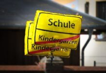 Gelber Schule-Kindergarten-Warnballon im Freien.