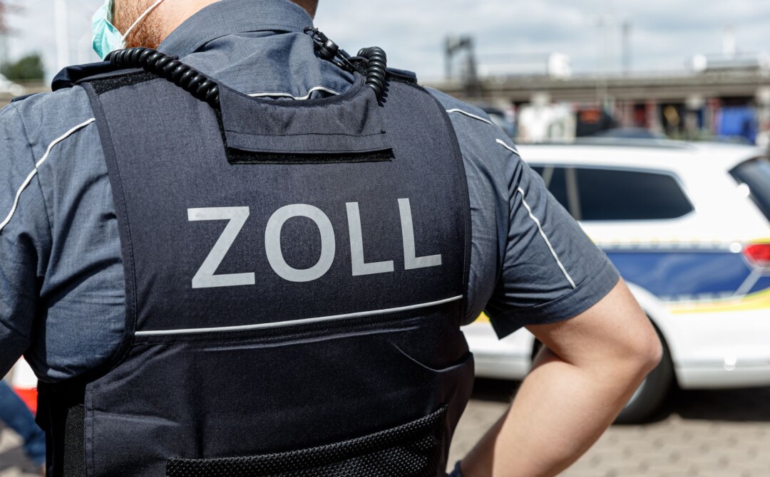 Zollbeamter vor Einsatzfahrzeug in Deutschland