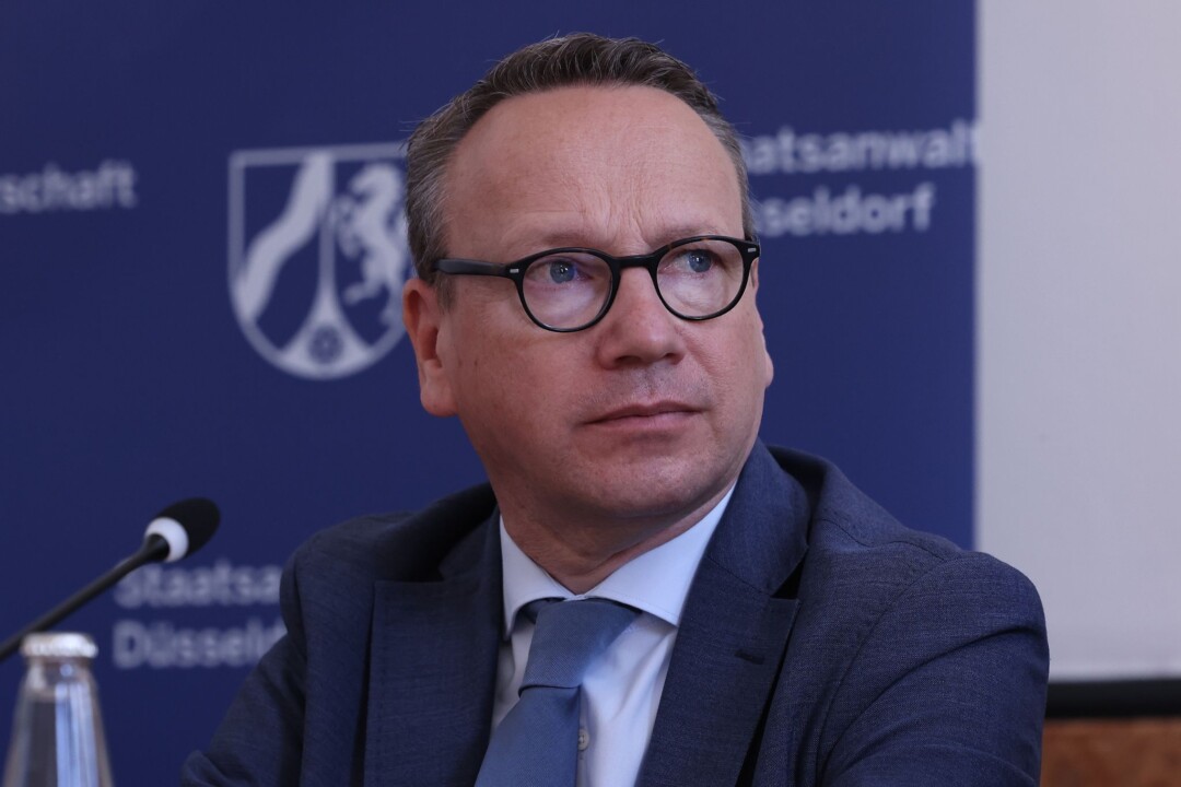 Mann spricht bei Pressekonferenz in Düsseldorf.