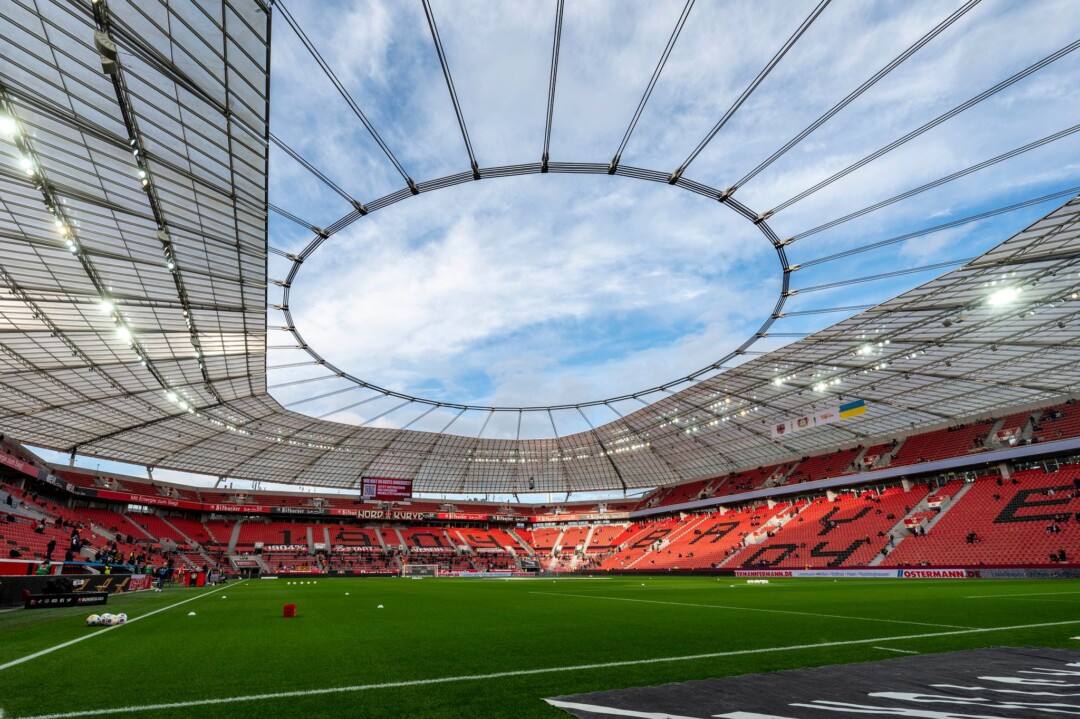 Modernes Fußballstadion Innenansicht, leere Tribünen.