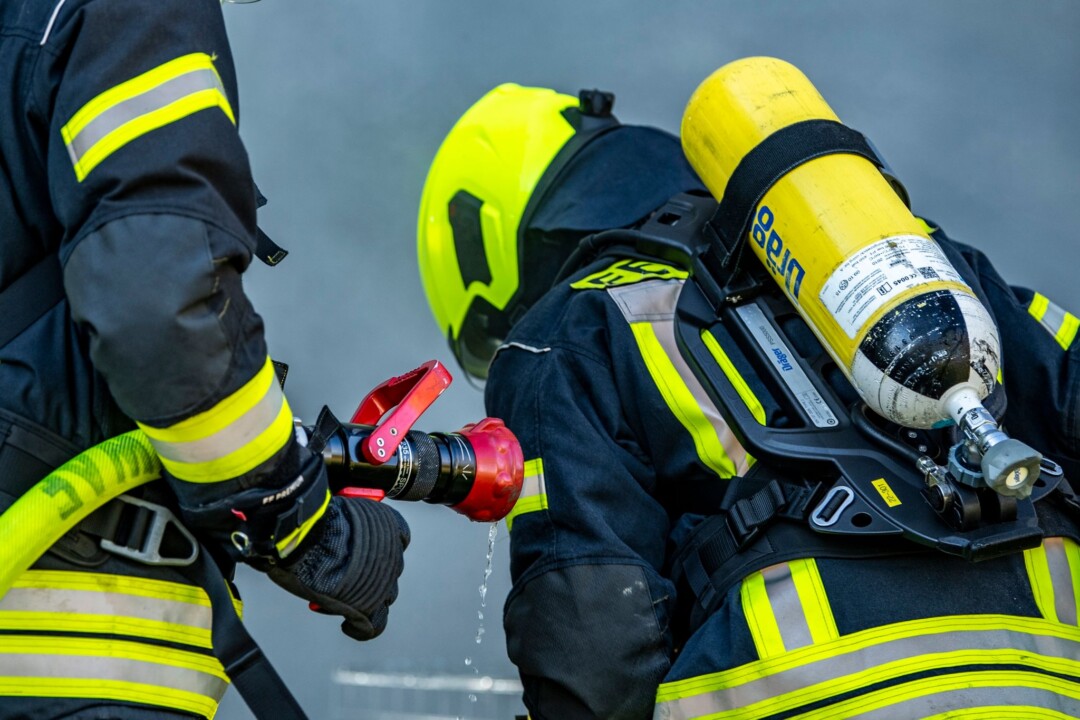 Feuerwehrleute mit Ausrüstung im Einsatz.