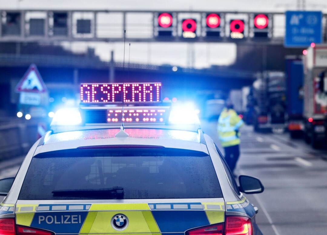 Polizeieinsatz auf Straße mit gesperrter Fahrbahn.