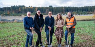 Der Baubeginn des Wieland Solarparks in Erbach wurde mit einem Spatenstich eingeläutet. Von links nach rechts: Constantin Freiherr von Ulm-Erbach (Verpächter der Fläche), Michael Keppeler (Wieland Gruppe), Achim Gaus (Bürgermeister Stadt Erbach), Miriam Held (Wieland Gruppe), Markus Dorschner (Projektleiter ETB Energy GmbH). Foto: Wieland